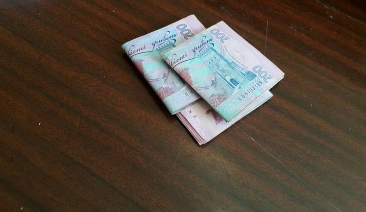 Директора автошколи затримали у Торецьку під час одержання 2 тис. грн хабара, - прокуратура. ФОТО