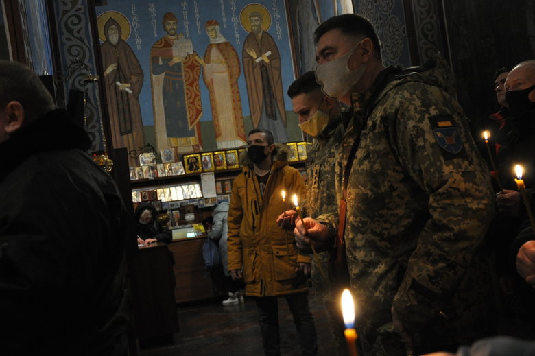 У Києві відбулась панахида за загиблими захисниками Донецького аеропорту 32 У Києві відбулась панахида за загиблими захисниками Донецького аеропорту 32