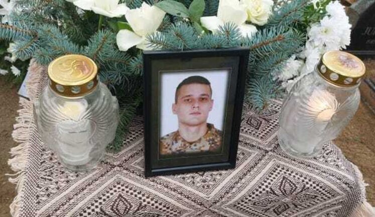 Президент Латвии Ринкевич в День независимости почтил добровольца, погибшего в Украине. ФОТО