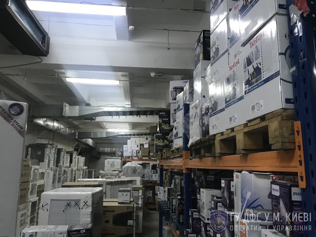 В інтернет-магазині, через який реалізовували техніку невідомого походження під виглядом відомих торгових марок, вилучено ТМЦ вартістю понад 24,4 млн грн і велику суму готівки 06
