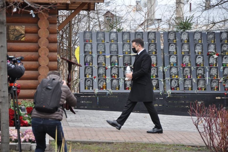 Зеленський та Єрмак вшанували память загиблих Героїв Небесної Сотні в Києві 09