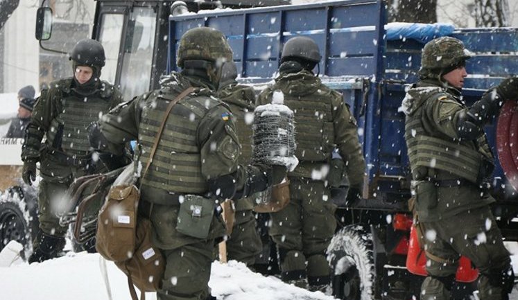 Намети і сцена біля Ради розібрані, комунальники вивозять сміття, правоохоронці все ще стоять в оточенні. ВІДЕО + ФОТОрепортаж