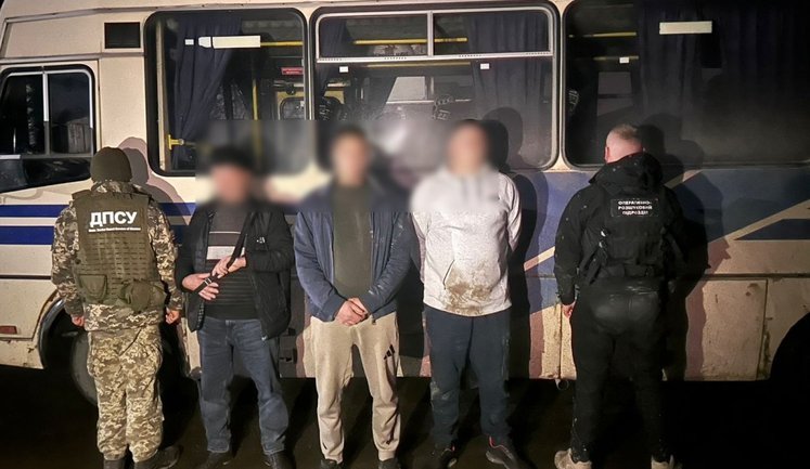 Нелегальна "подорож" до Румунії за $10 тисяч: на Буковині викрито схему переправлення чоловіків через кордон, - ДПСУ. ФОТОрепортаж