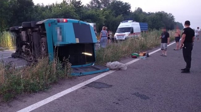 Маршрутка з пасажирами перекинулася на Луганщині: постраждали 9 осіб 02 Маршрутка з пасажирами перекинулася на Луганщині: постраждали 9 осіб 02