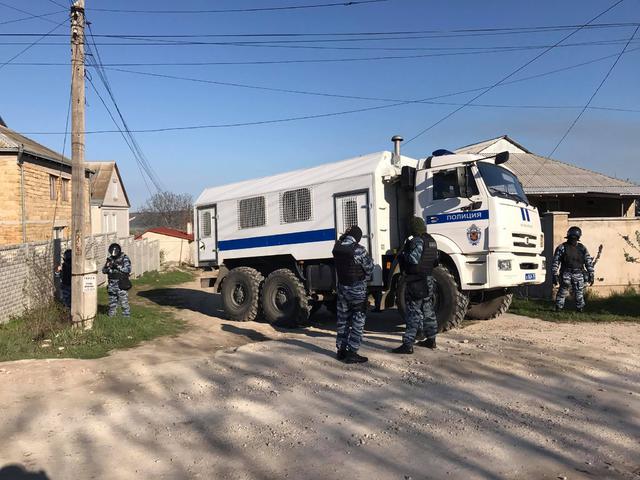 Crimean Tatars houses raided in Bakhchysarai: Armed law enforcers broke in, blocked roads 01 Crimean Tatars houses raided in Bakhchysarai: Armed law enforcers broke in, blocked roads 01