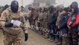 російський воєнком вербує нелегалів на війну