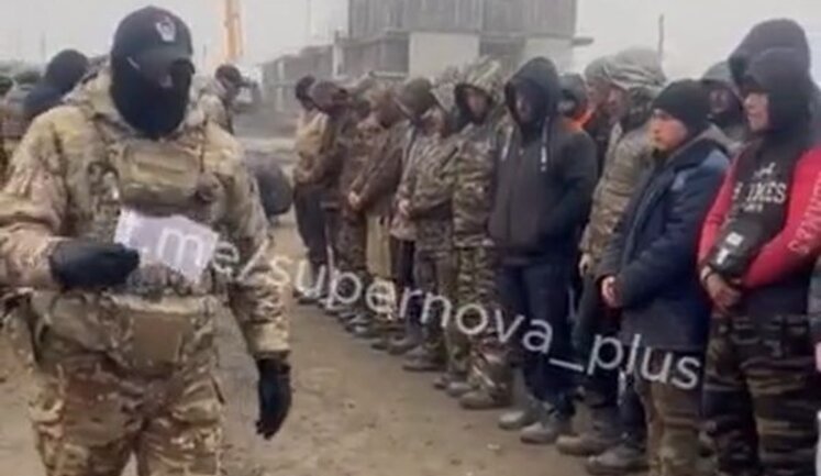 Российский военком перед строем мигрантов-нелегалов обещает паспорт РФ и поездку на войну: "Желающие есть?! Нет. Тогда едете на родину". ВИДЕО