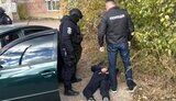 Вимагали гроші з дружини військового: на Житомирщині затримали двох чоловіків