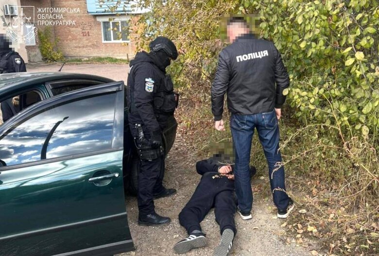Вимагали гроші з дружини військового: на Житомирщині затримали двох чоловіків
