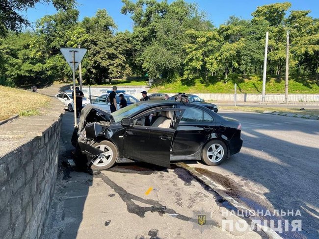 Mitsubishi врізався у стіну в Дніпрі: загинули дві жінки 01