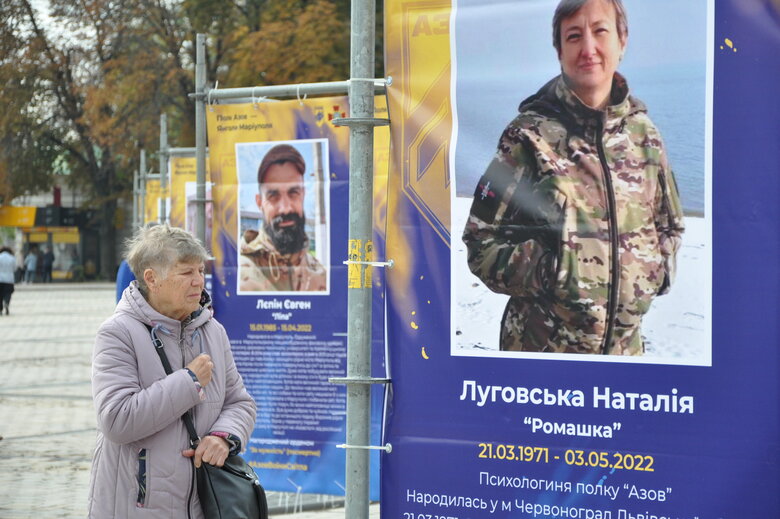 Уличная выставка Полк Азов - Ангелы Мариуполя стартовала на Софийской площади в Киеве 39