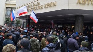 Пророссийские силы заблокировали ВР Крыма, требуют референдума о независимости: парламент собирается на внеочередное заседание. ФОТОрепортаж