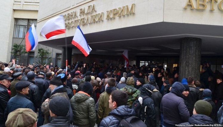 Пророссийские силы заблокировали ВР Крыма, требуют референдума о независимости: парламент собирается на внеочередное заседание. ФОТОрепортаж