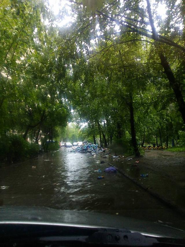 Через зливу у Львові сміття плавало по вулицях 05