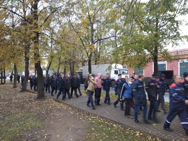 В Беларуси началась всеобщая забастовка: к протестам присоединяются крупные заводы и студенты, люди перекрывают дороги и становятся в цепи 04 В Беларуси началась всеобщая забастовка: к протестам присоединяются крупные заводы и студенты, люди перекрывают дороги и становятся в цепи 04