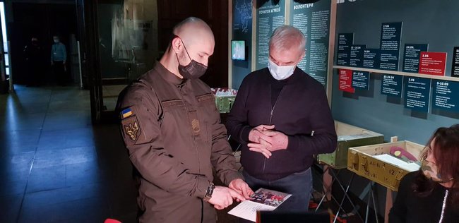 Марків передав до музею особисті речі та памятну вишиванку 01