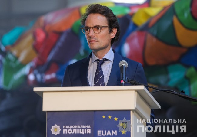 Нацполиция выпустила на украинские дороги автобус-призрак 04