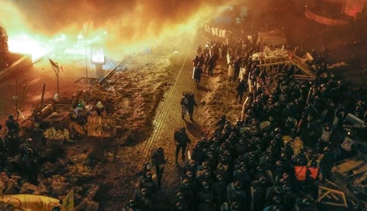 Потерпіла Тарновська дала свідчення у суді про розгін Майдану 18 лютого 2014 року: З моєї ноги стирчав залізний штир. У лікарні з неї видалили 21 осколок. Сказали, що дивом не відірвало стопу