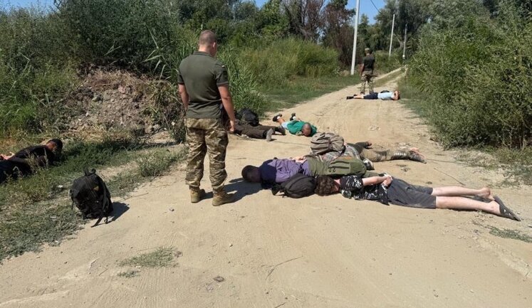 За 6 тис. дол. та 900 євро намагався підкупити прикордонника: На Одещині викрито організатора переправлення чоловіків до Румунії, - ДПСУ. ФОТОрепортаж