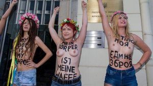 "Мое тело - моя бомба": Гологрудые Femen штурмовали украинские посольства в Европе. ФОТОрепортаж