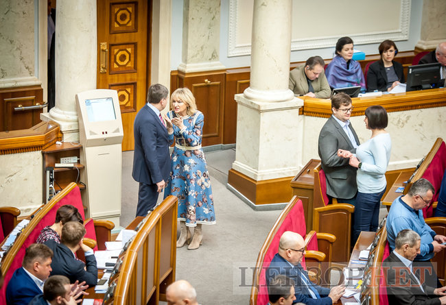 Нардеп Вознюк обговорює з Зіронькою готель на літо, поцілунки Бахтєєвої з Шурмою і Кожемякіним, Ірина Луценко з гранатами і листування Воропаєва із Заружко щодо голосування, - день роботи ВР 5 квітня 11