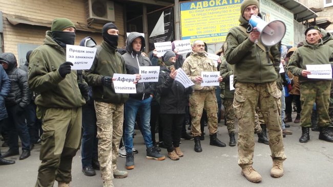 Корупціонер на смітті: под ВАКС проходит акция против Садового 01