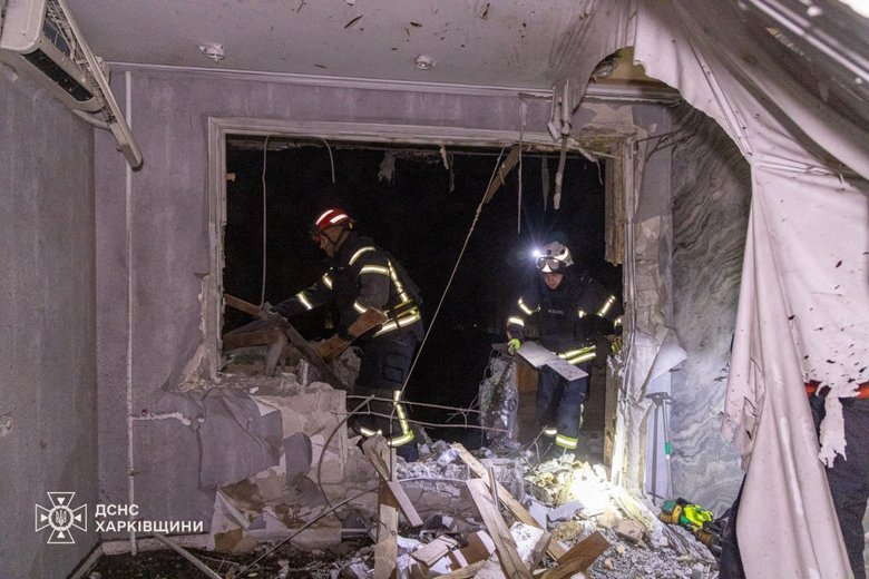 Російський дрон влучив у 9-поверхівку в Харкові: є постраждалі