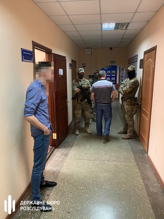Двое полицейских в Одессе занимались крышеванием проституции, - ГБР 04