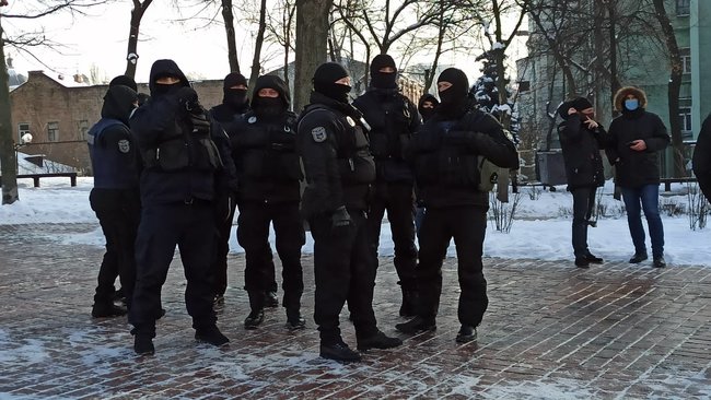 Чемодан, вокзал, Камбоджа: в Киеве попытались провести акцию в память о жертвах леворадикального насилия 21