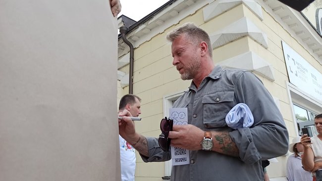 Акція Підтримай українську книгу проходить біля Мистецького Арсеналу 11