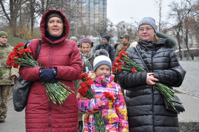 Поминальный молебен прошел на аллее Героев Небесной Сотни в Киеве 25