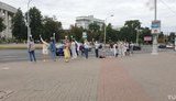 Пятые сутки протестов в Беларуси: в Минске с самого утра девушки выстраиваются в цепи солидарности. ФОТО