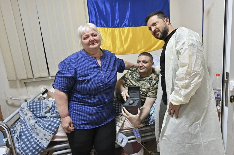 Zelenskyy visits wounded soldiers in Odesa and gives awards 03