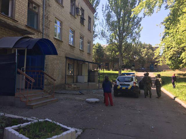 Последствия обстрела Красногоровки боевиками 15