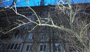 19-річна дівчина, яку незаконно утримували в квартирі, вистрибнула з вікна в Миколаєві: її співмешканця затримано. ФОТО