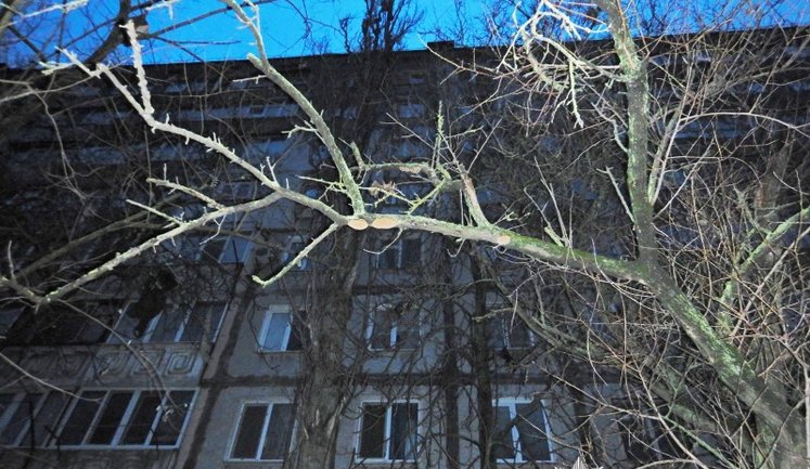 19-річна дівчина, яку незаконно утримували в квартирі, вистрибнула з вікна в Миколаєві: її співмешканця затримано. ФОТО