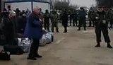 "Мы надолго не прощаемся, мы вернемся. Это наша земля", - освобожденный из плена сотрудник райадминистрации Макеевки Савин. ВИДЕО