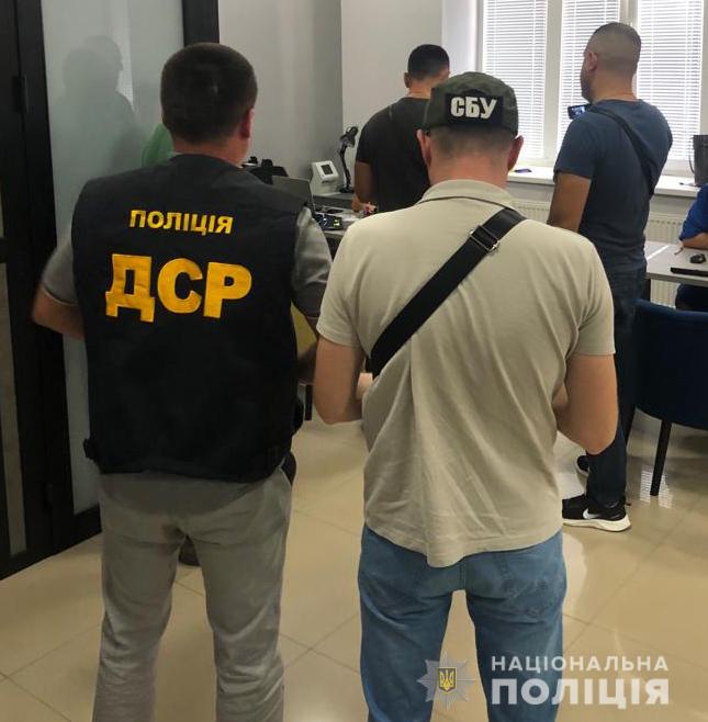 Затримана організаторка схеми виїзду студентів за кордон, яка заробила на цьому 150 тис. євро, - Нацполіція 02