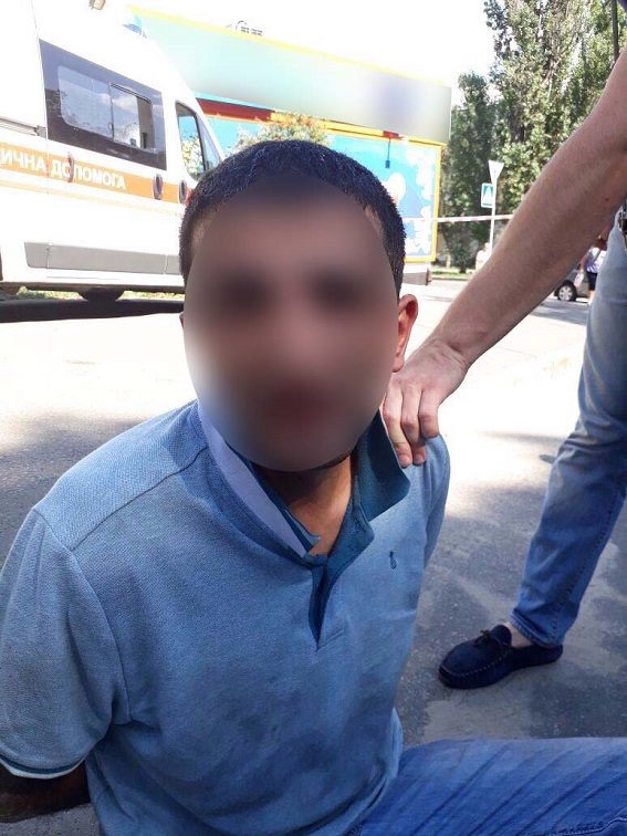Київські поліцейські зі стріляниною затримали трьох грабіжників 04