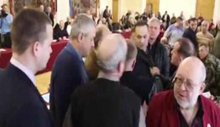"Поліцію треба викликати! Затримайте його!", - ветерани побилися в київському Будинку офіцерів через "колорадські стрічки". ВIДЕО