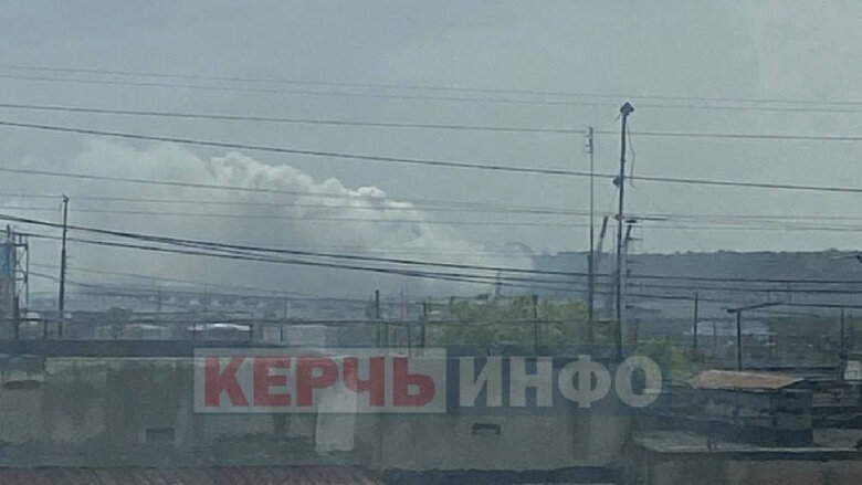 Над Кримським мостом - задимлення. Міст закрили нібито через навчання 02