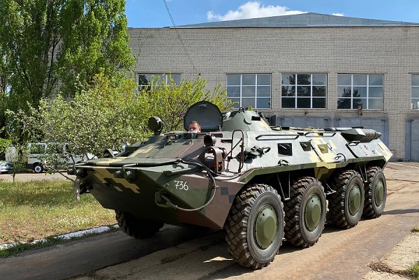 Киевский бронетанковый завод передал военным 9 отремонтированных БТР-80 05