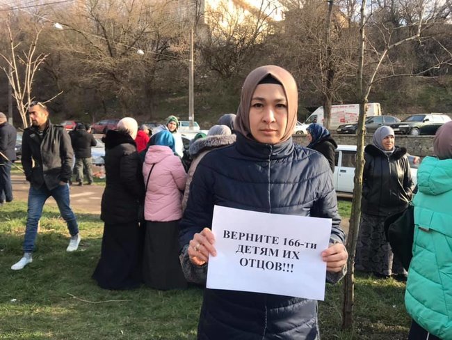 Папірців боїтеся? - окупанти затримали учасника флешмобу на підтримку заарештованих кримськотатарських активістів Таїра Ібрагімова 15
