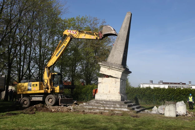 У Польщі знесли пам’ятник подяки Червоній армії 01