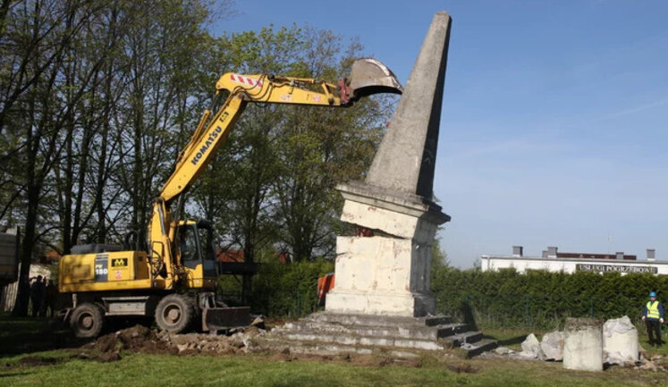 У Польщі знесли пам’ятник подяки Червоній армії. ВІДЕО+ФОТОрепортаж