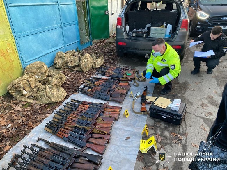 Канал нелегальной продажи оружия ликвидировали в Украине: что известно?