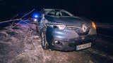 Renault у лісовій зоні Києва збив чоловіка у військовій формі: постраждалий у важкому стані. ФОТО