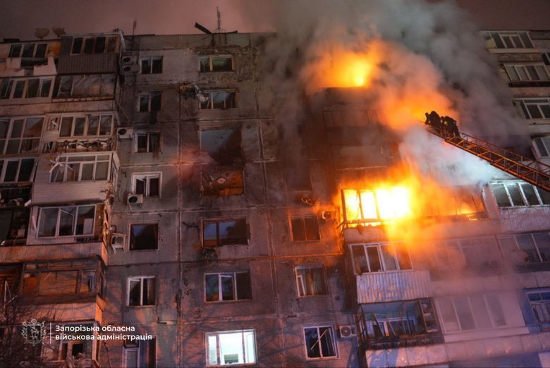 У Запоріжжі дрон РФ влучив у багатоповерхівку: двоє постраждалих