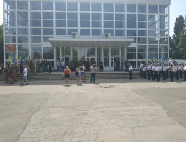 В Херсоне прощаются с погибшей при обстреле санитарного автомобиля на Донбассе Ириной Шевченко 11