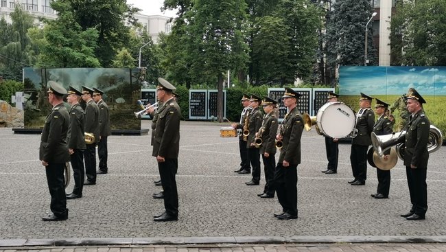 С погибшим в зоне ООС военным медиком Юрием Письменным простились в Днепре 02